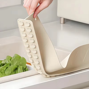 PROTECTOR ANTISALPICADURAS DE SILICONA CON VENTOSAS